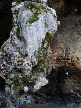 Kayalar ve mağaralar denizde ıssız bir adada