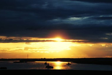 Nehir üzerinde gökyüzünde güzel gün batımı