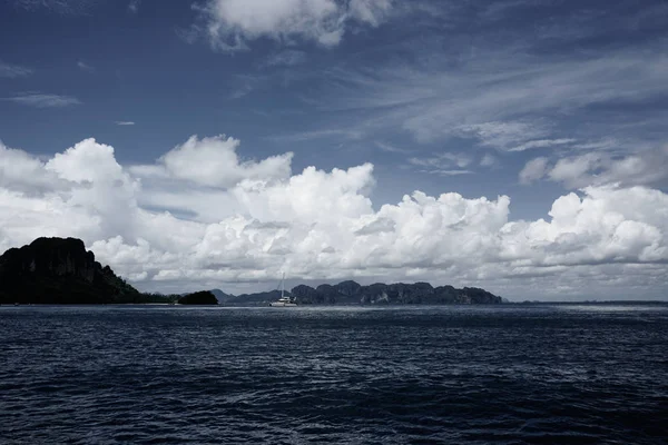 Islas en el mar en Tailandia son diferentes y hermosas, deshabitadas — Foto de Stock