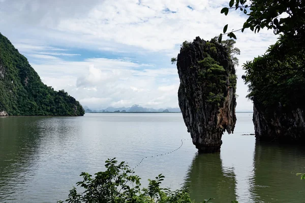 Ilhas no mar na Tailândia são diferentes e bonitas, desabitadas — Fotografia de Stock