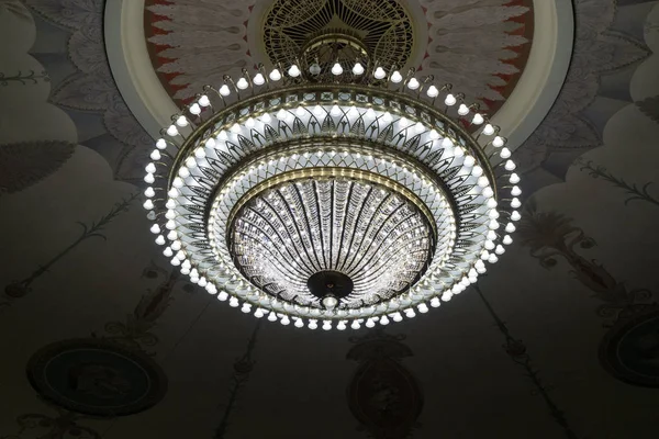 Chandelier in the room in the hall — Stock Photo, Image