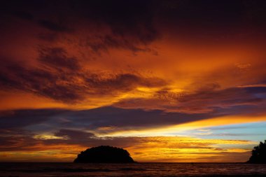 Gökyüzünde, deniz güzel gün batımı