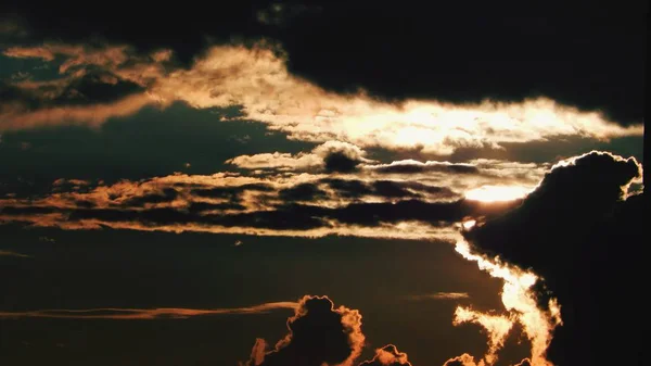 Beau coucher de soleil dans le ciel, dans la mer — Photo