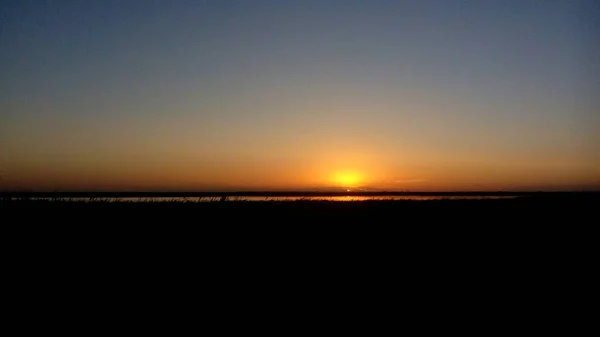 Schöner Sonnenuntergang am Himmel — Stockfoto