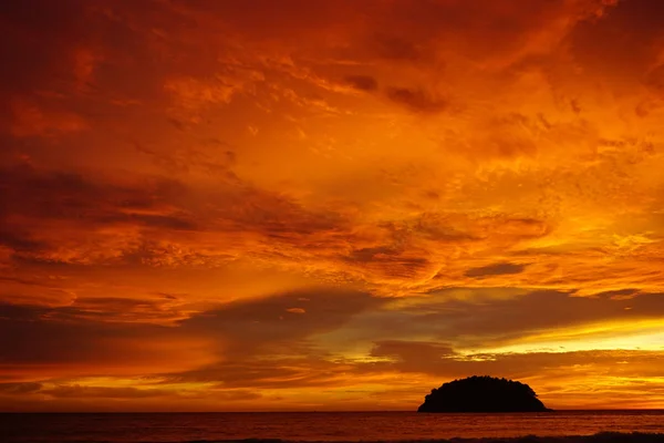 Hermosa puesta de sol en el cielo, en el mar — Foto de Stock
