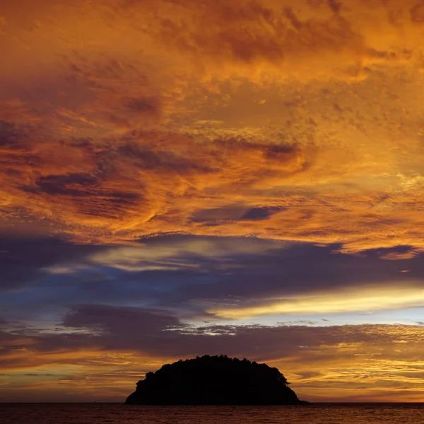 Vacker solnedgång i himlen, i havet Stockbild