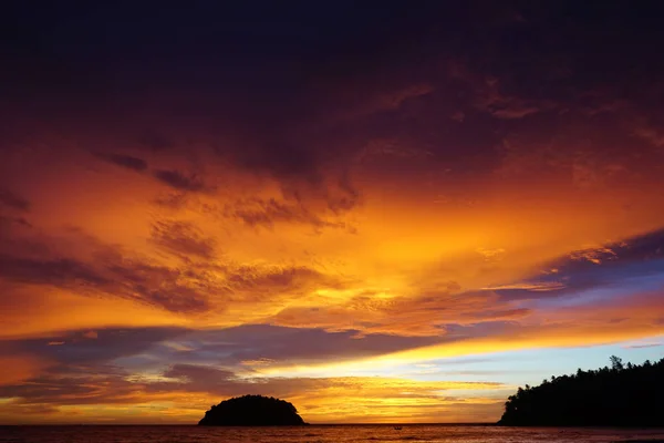 Vacker solnedgång i himlen, i havet Stockbild