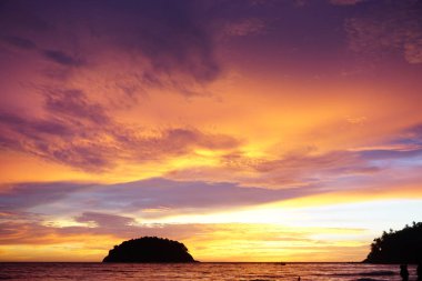 Gökyüzünde, deniz güzel gün batımı