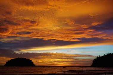 Gökyüzünde, deniz güzel gün batımı