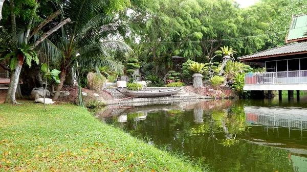 Park med lake och palmer — Stockfoto