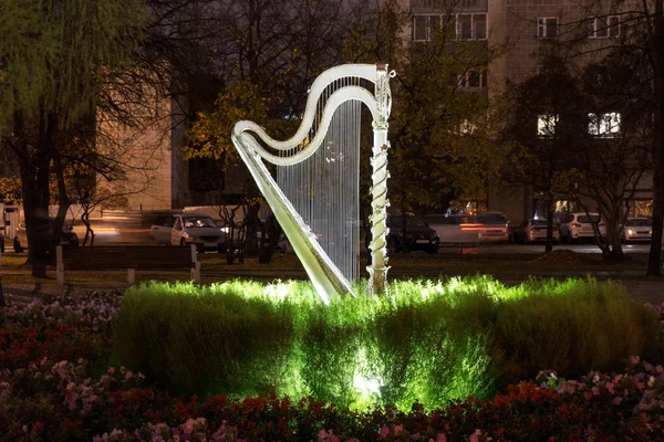 Harpa de escultura no parque perto do Teatro de Ópera — Fotografia de Stock
