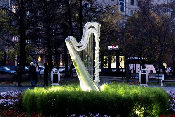 Arpa de escultura en el parque cerca del Teatro de la Ópera — Foto de Stock