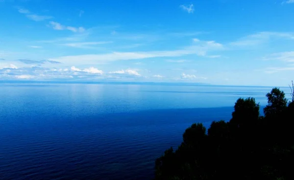 Duidelijke en transparante Baikalmeer hemel reflectie — Stockfoto