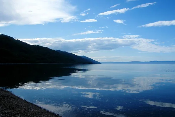 Jelas dan transparan danau Baikal refleksi langit — Stok Foto