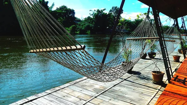 Hängmatta och viloplats vid floden Kwai i Thailand — Stockfoto