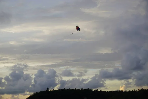 Parachutiste sur la plage de Thaïlande — Photo