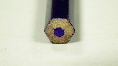 beyaz kağıt üzerinde mavi kalem 