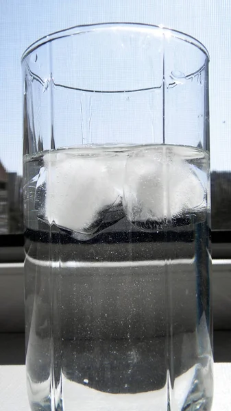 Склянка води, в якій пливе лід — стокове фото