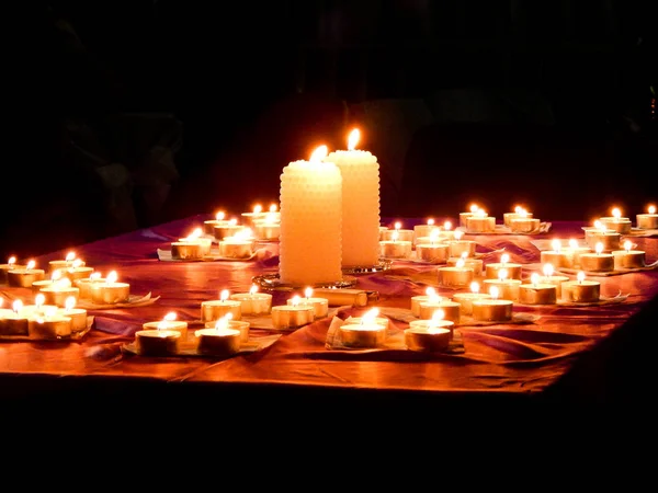 Tavolo festivo con candele — Foto Stock