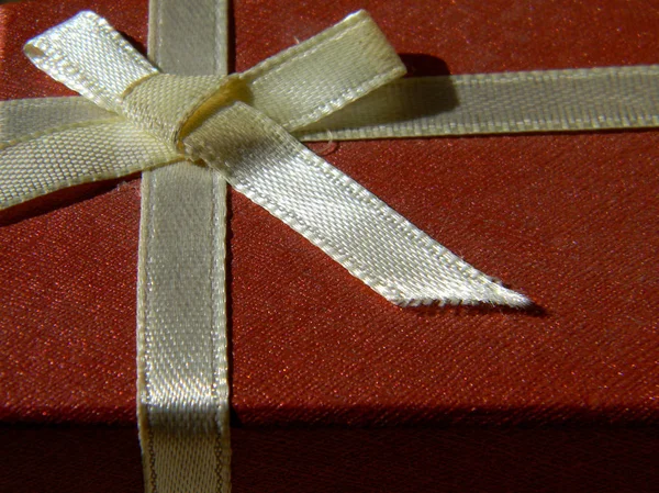 Caixa vermelha de presente com um arco bege — Fotografia de Stock