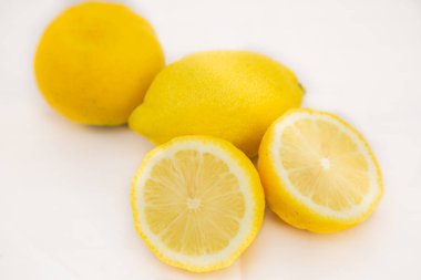 beyaz arka plan üzerinde limon yakın çekim