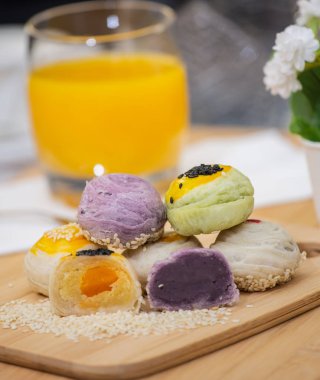 Mochi ya da Çin böreği ve yumurta sarısı..