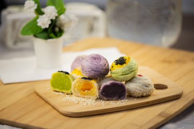 Mochi ya da Çin böreği ve yumurta sarısı..