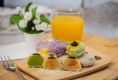 Mochi ya da Çin böreği ve yumurta sarısı..