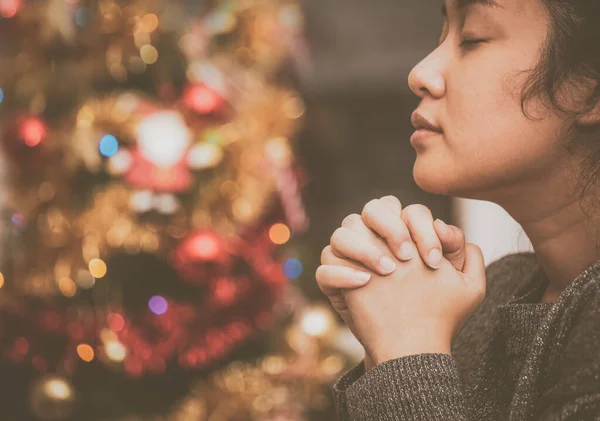 아시아의한 여자가 배경에서 치료하고 사랑을 하느님 기도하고 — 스톡 사진