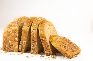 Taze ev yapımı ekmek tahıl diyeti. Doğal unlu sağlıklı besinler için. Herkesin beyaz arka planda kahvaltısı için iyi..