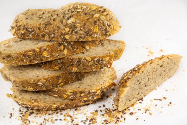 Taze ev yapımı ekmek tahıl diyeti. Doğal unlu sağlıklı besinler için. Herkesin beyaz arka planda kahvaltısı için iyi..