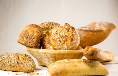 Taze ev yapımı sade ekmek ve tahıl diyeti. Sağlıklı yiyecekler için doğal undan, beyaz arka planda herkesin kahvaltısı için iyidir..