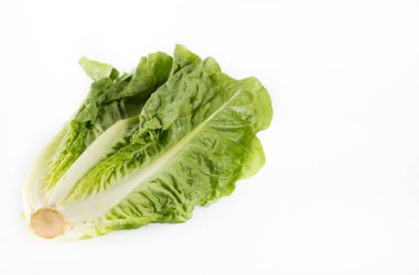 Beyaz arka planda sağlıklı bir diyet için salata sebzeleri