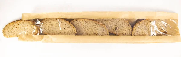 从天然面粉中提取新鲜的自制面包谷物作为保健食品 在白色背景下对每个人的早餐有好处 — 图库照片
