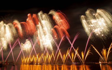 Havai fişek festivali, havai fişekler, Yeni Yıl, müzik ve kutlama Cenevre 'de göl, İsviçre' de gece vakti