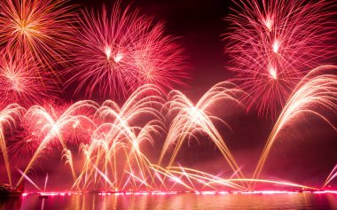 Havai fişek festivali, havai fişekler, Yeni Yıl, müzik ve kutlama Cenevre 'de göl, İsviçre' de gece vakti