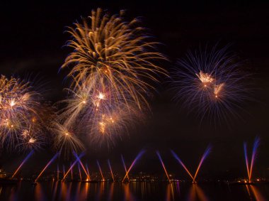 Havai fişek festivali, havai fişekler, Yeni Yıl, müzik ve kutlama Cenevre 'de göl, İsviçre' de gece vakti