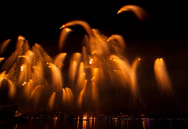 花火大会 花火大会 スイスのジュネーヴの湖での音楽とお祝い夜の背景 — ストック写真