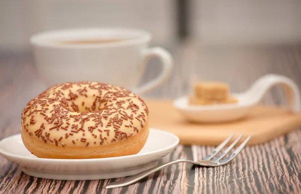 Dessert Donuts Zucker Und Heiße Kaffeetassen Vorbereitet Für Entspannung Oder — Stockfoto