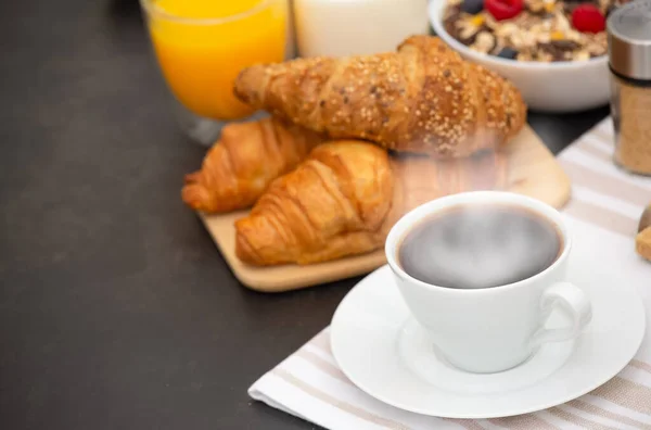 Śniadanie Gorącą Kawą Rogalikiem Cukrem Mlekiem Przygotowanie Śniadania Stole — Zdjęcie stockowe