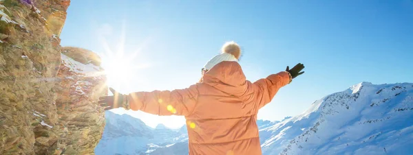 Das Bild Einer Schönen Frau Die Einen Berg Mit Viel — Stockfoto