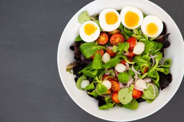 Tatlı domatesle karıştırılmış salata yumurtası, sarımsak turşusu, soğan ve ıspanak her yemek için sağlıklı bir diyettir..