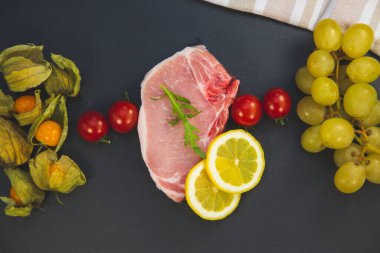 Biftek menüsünü hazırlamak için taze domuz eti Avrupa 'da limonlu, üzümlü ve domatesli popüler bir yemektir..