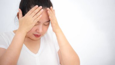 Şiddetli baş ağrısı olan bir kızın resmi kafasındaki sapı, sağlık sorunları, stres, tıbbi durumlar veya dinlenme, beyaz bir arka planda dinlenme.