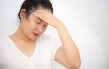 Şiddetli baş ağrısı olan bir kızın resmi kafasındaki sapı, sağlık sorunları, stres, tıbbi durumlar veya dinlenme, beyaz bir arka planda dinlenme.