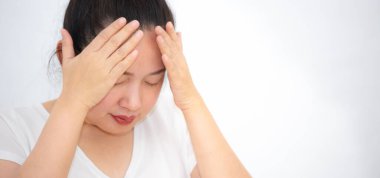 Şiddetli baş ağrısı olan bir kızın resmi kafasındaki sapı, sağlık sorunları, stres, tıbbi durumlar veya dinlenme, beyaz bir arka planda dinlenme.