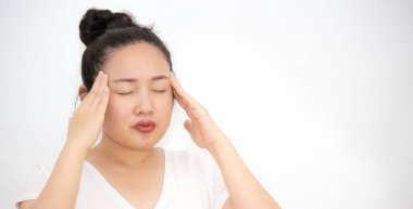 Şiddetli baş ağrısı olan bir kızın resmi kafasındaki sapı, sağlık sorunları, stres, tıbbi durumlar veya dinlenme, beyaz bir arka planda dinlenme.