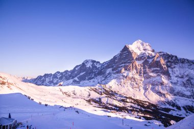 Doğal manzara, buz gibi kış mevsiminde yüksek dağlarda kar Avrupa 'nın ilk kar manzarası ve kayak ve yürüyüş için açık gökyüzü. Avrupa 'da güzellik.