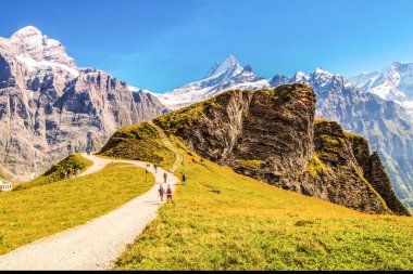 Grindelwald İlki İsviçre 'nin çok popüler bir yeridir. Yazın ve kışın hava güzeldir. Yüksek açılı manzarası ve karşı tarafında Jungfrau Dağı vardır..
