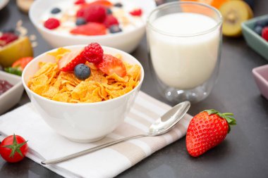 Kahvaltıda kahve, tereyağlı kruvasan, mısır gevreği, fincanda süt, çilek, ahududu, kivi ve kahvaltı masasında taze portakal suyu ile servis edilir..